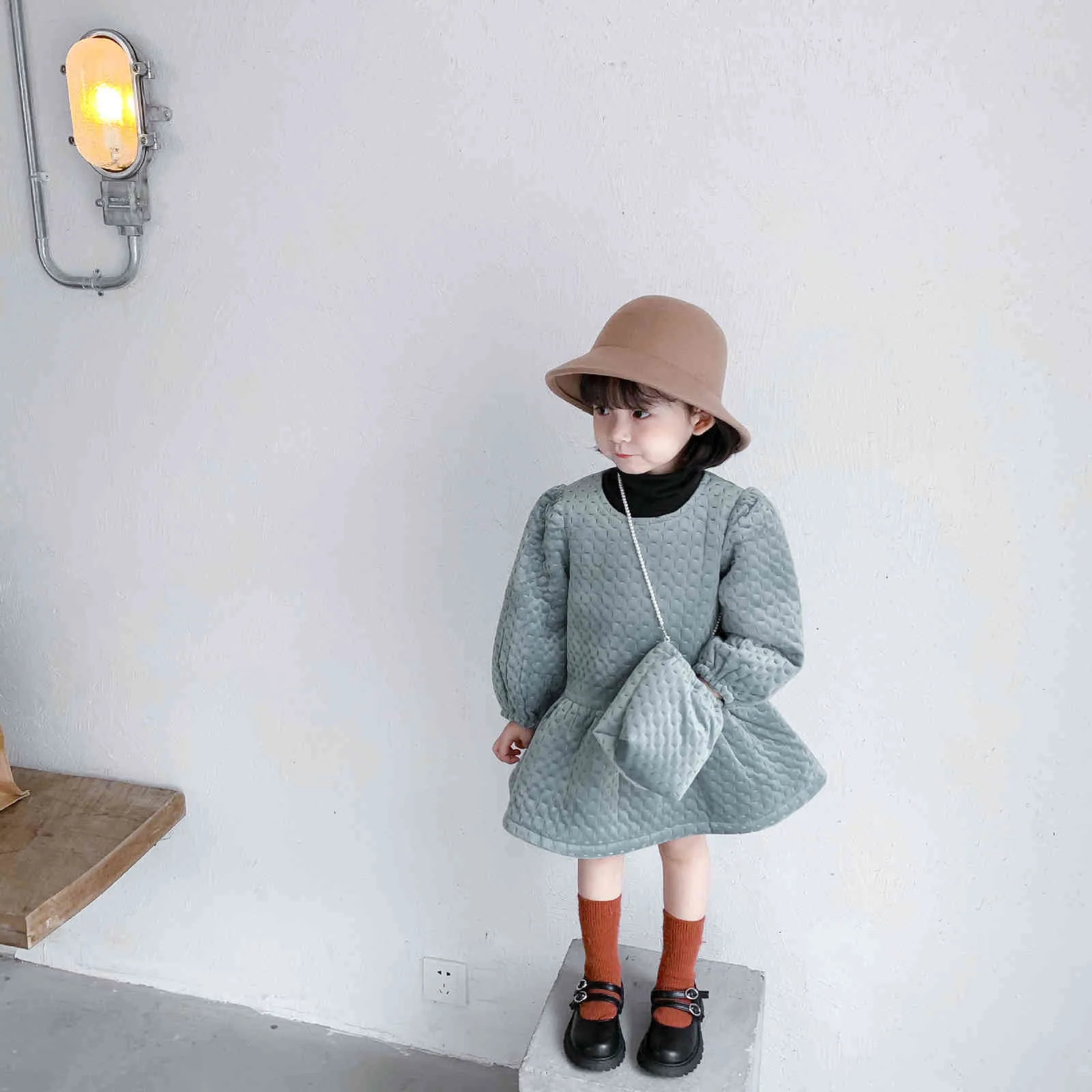 Outono inverno moda meninas veludo grosso manga longa princesa vestido com um saco pequeno 1-6 anos menina rafle vestidos 210508
