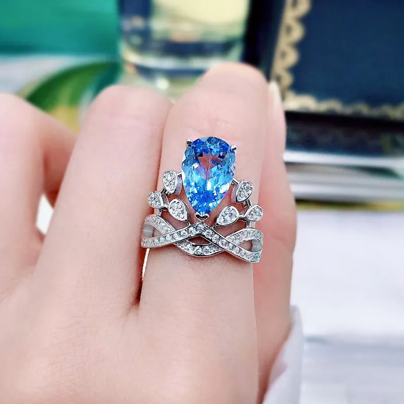 En fjäril 925 Sterling Silver Crown Luxury Pear Cut Simulation Moissanite Aqumarine Diamond Wedding Ring Fine Jewelry1047346