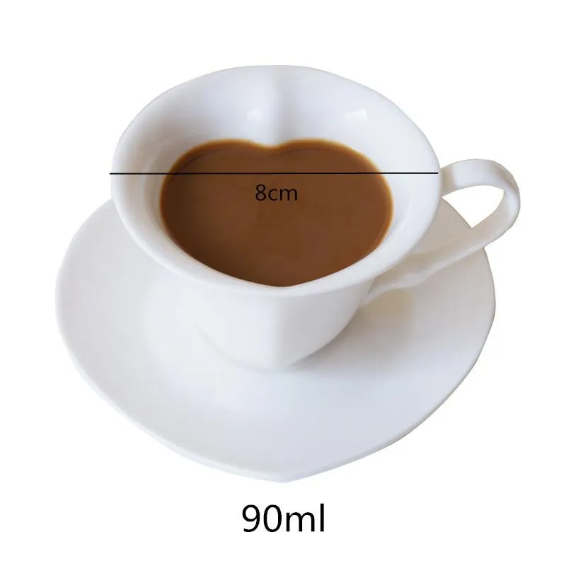 マグカップヨーロッパスタイルのセラミックファンシーなハート型のコーヒーカップとソーサーセットピュアホワイトコンマティークリエイティブな道具3082