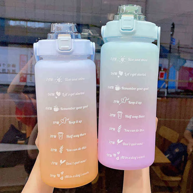 2000 ml Kawaii Jumbo-Flasche mit Zeitmarkierung 3D-Aufkleber Kunststoff Sport Reise Tee Saft Wasserkrug Niedliches tragbares Strohgetränk 211122