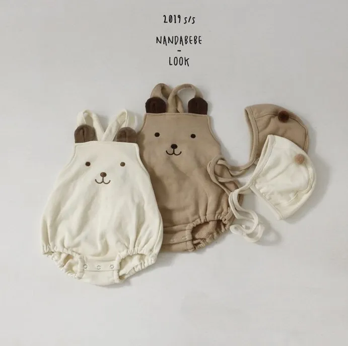Koreansk stil Gullig björnbroderi Suspenders Bodysuits med hatt för spädbarn Barn Bomull Overaller Jumpsuits 210508