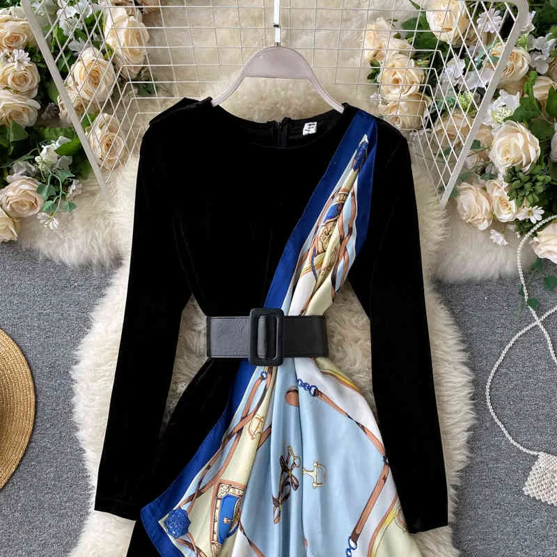 Vestido Mulheres Outono e Inverno Irregular Impressão Silk Cachecol Costura Retro Veludo Base Saia UK144 210507