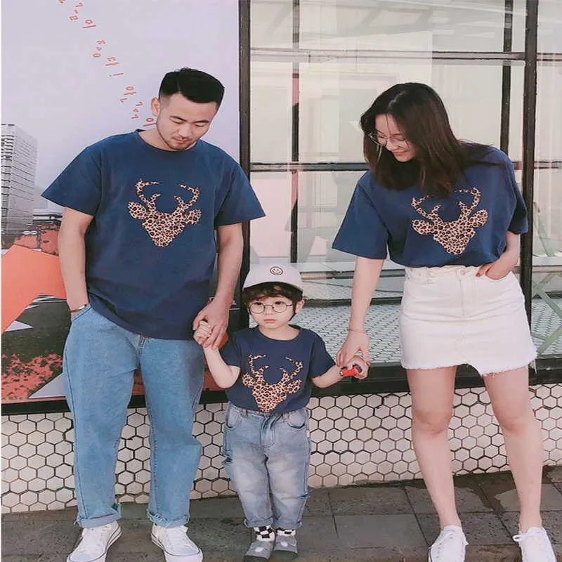Sommarfamilj av fem matchande uppsättningar tecknad giraff T-shirt Mother Father Son dotter outfits e009 210610