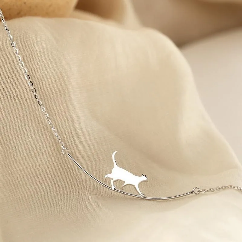 Collane con ciondolo Moda gatto che cammina curvo collana animale carino le donne Semplice catena color argento clavicola2555