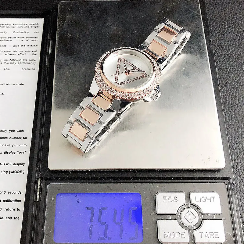 Quarz-Marken-Armbanduhren für Damen, Mädchen-Dreieck-Kristall-Stil, Metall-Stahlband-Uhr GS24229m