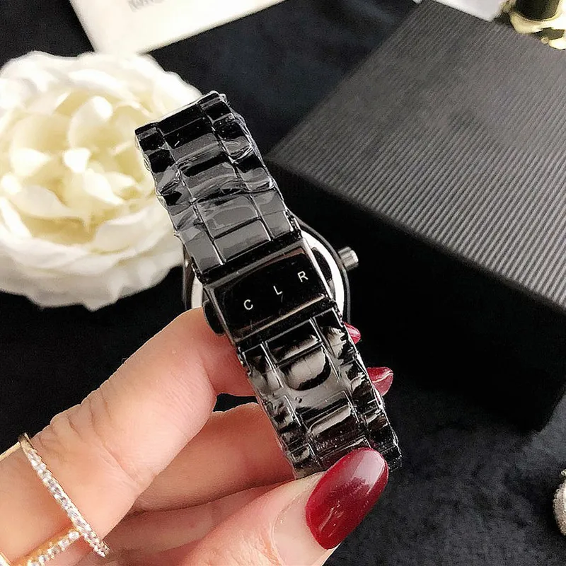 Markenuhren Damen Lady Girl Kristall Große Buchstaben Stil Metall Stahlband Quarz-Armbanduhr M118