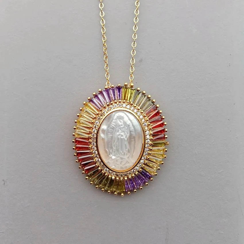 YYGEM Collana con pendente ovale con micro pavé di conchiglia bianca in stile religioso della Vergine Maria Arcobaleno CZ