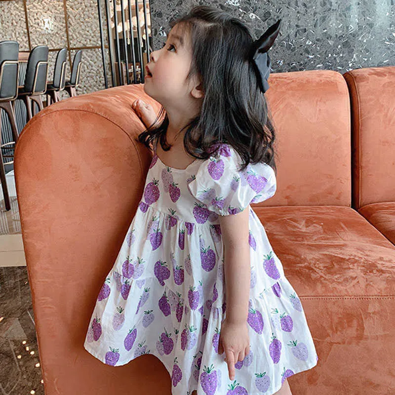 Zomer meisjes jurk zoete paarse aardbei vierkante kraag bladerdeeg mouwen baby kinderen kleding kinderkleding 210625