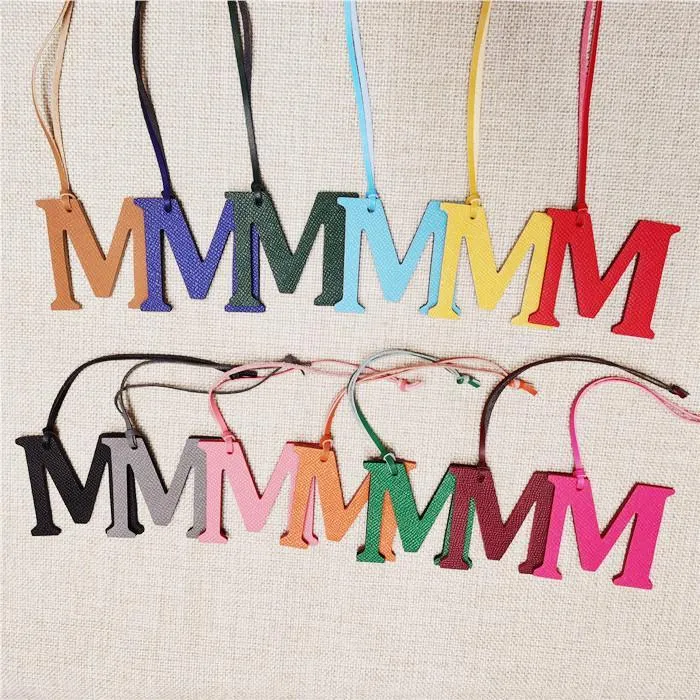 Initiële M Letter Sleutelhangers voor Dames Charm Bag Houder Ornamenten Echt Lederen Sleutelhanger Auto Hanger Effen Kleur Persoonlijkheid Kettingen