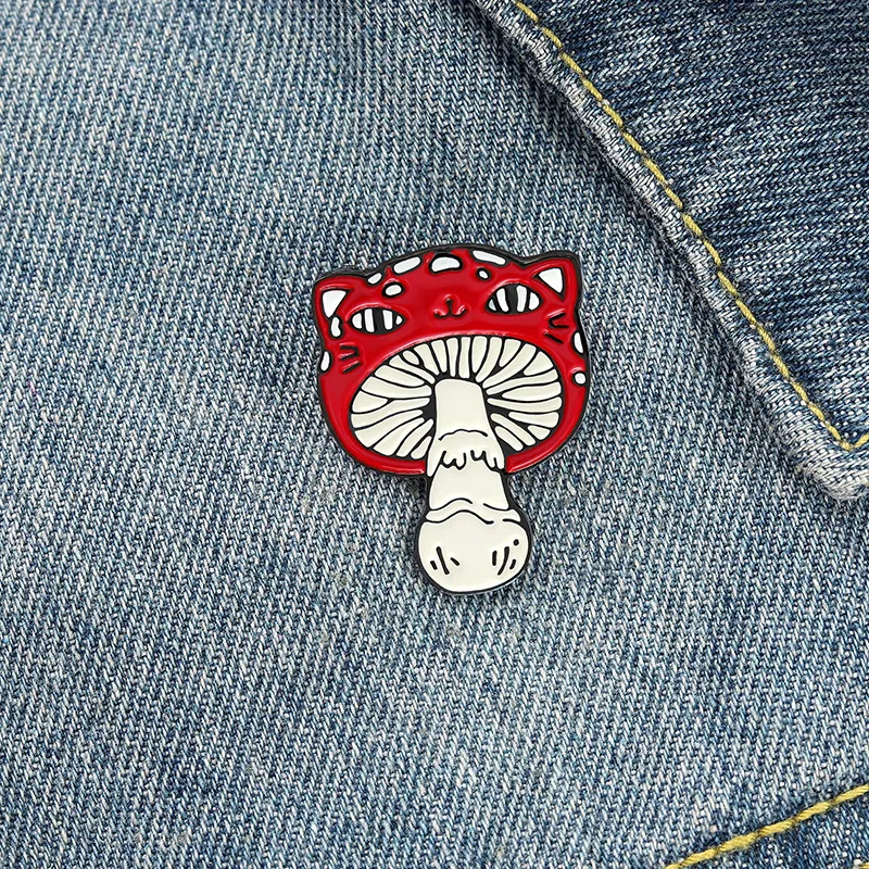 Mini champignon rouge grenouille Cowboy broche alliage peinture souriant visage collier épingles femmes filles sac à dos vêtements Badge accessoires de mode W208i