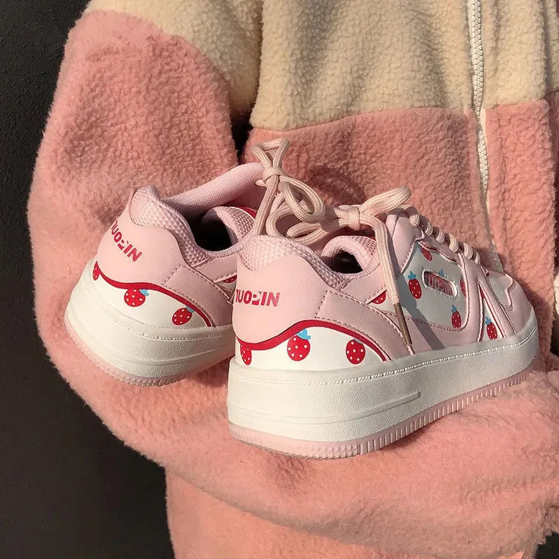 Kvinnors avslappnade skor vita kawaii kvinnliga sneakers casual vårens höstkorg tennisplattform platt sneaker vulkanisera lolita 2022