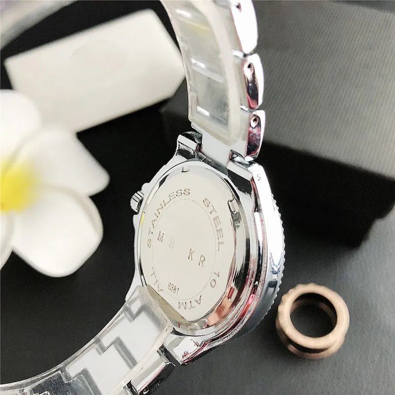 Brand Watches Women Girl Crystal Big Letters Stil Stahlband Quarz Handgelenk Uhr M906660609