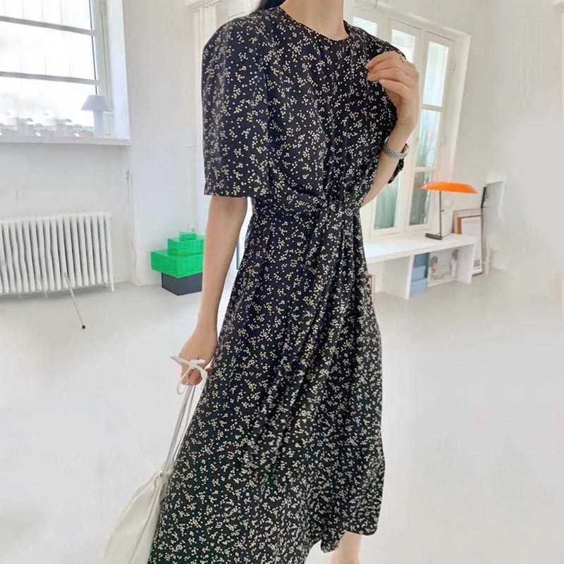 Korejpaa Femmes Robe Coréenne Chic Tempérament Élégant Polka Dot Col Rond Cross Bandage Manches Courtes Floral Longue Robe 210526