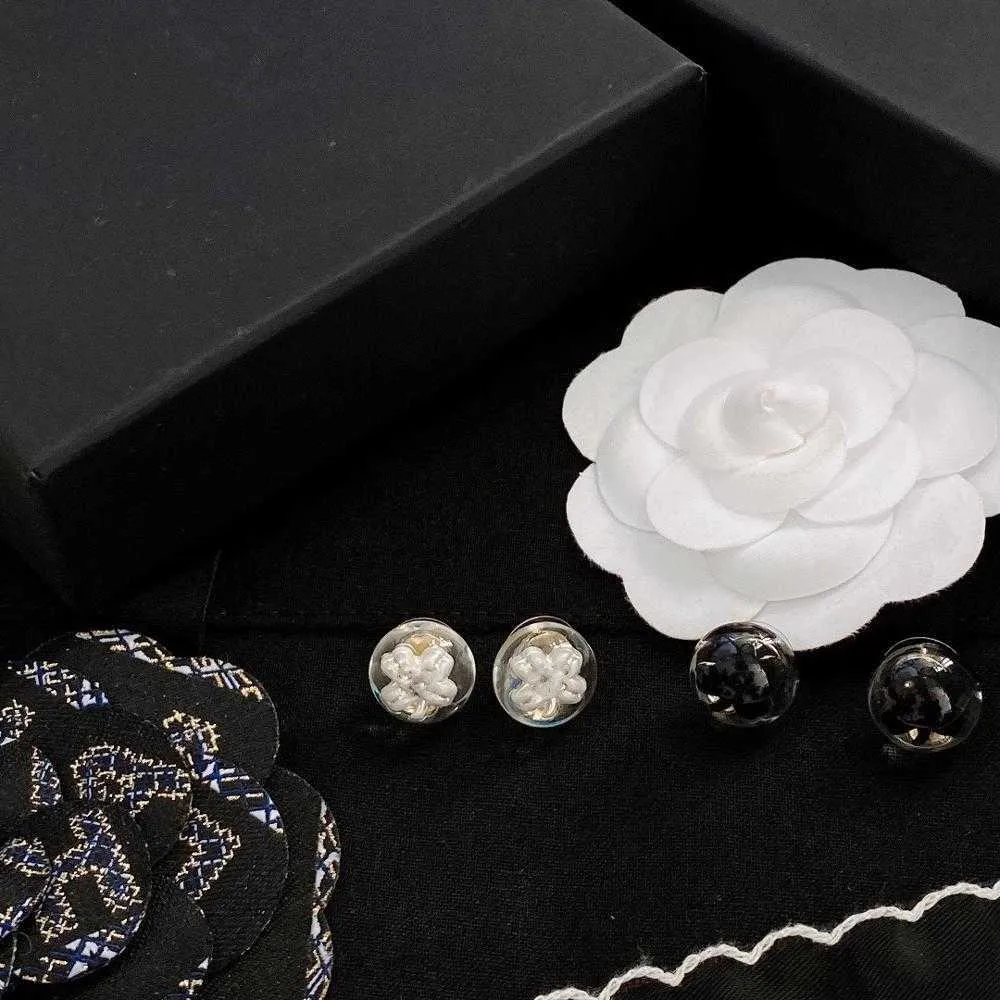 Brand Boucles d'oreilles en marques d'oreilles blanches noires de la mode Brands de fleurs