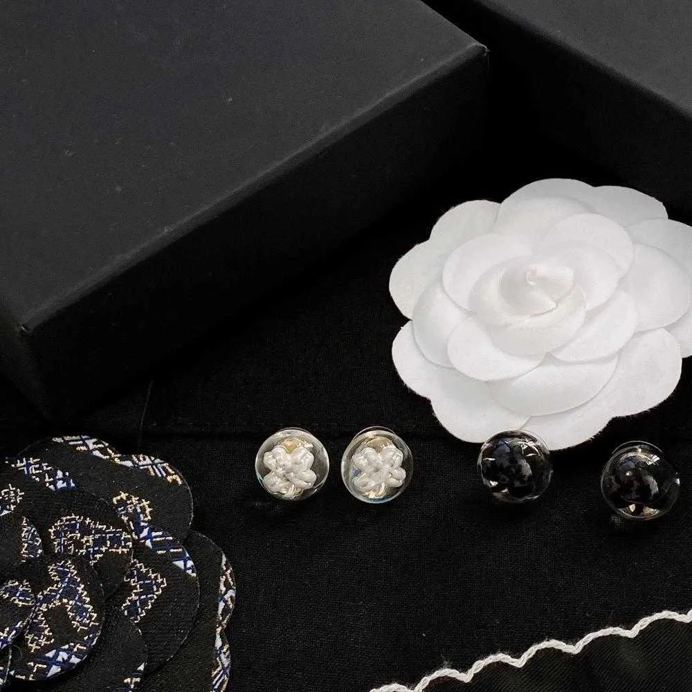 Brand Fashion Pearl Jewelry Orecchini bianchi nero Acrilico Orecchini a fiori di camelia nera Design Orecchini feste di nozze 5643073