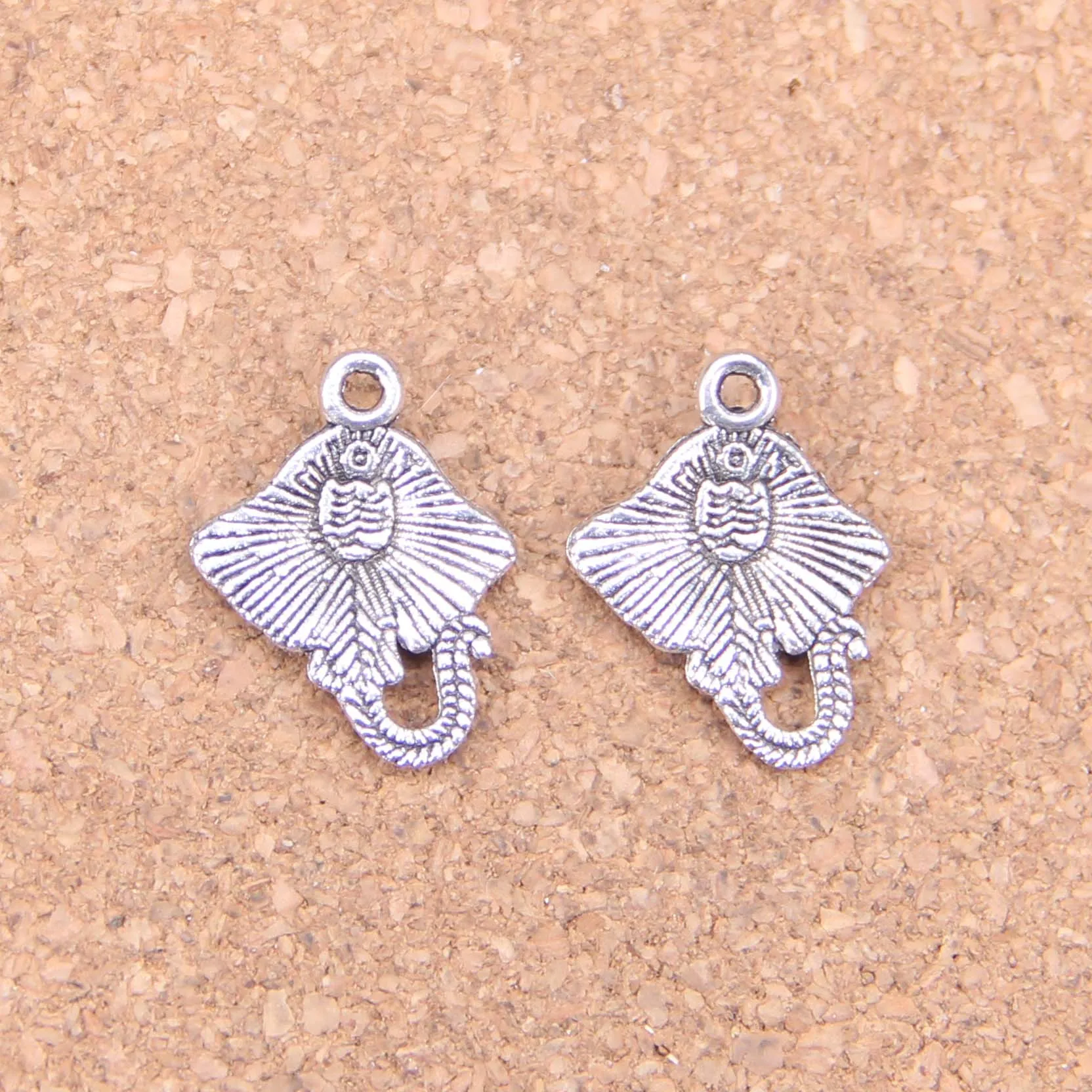 Antique Srebrny Brązowy Brązowy STENKray Fish Charms Wiselant DIY Naszyjnik Bransoletka Bransoletka Bransoletka 21 13 mm275z