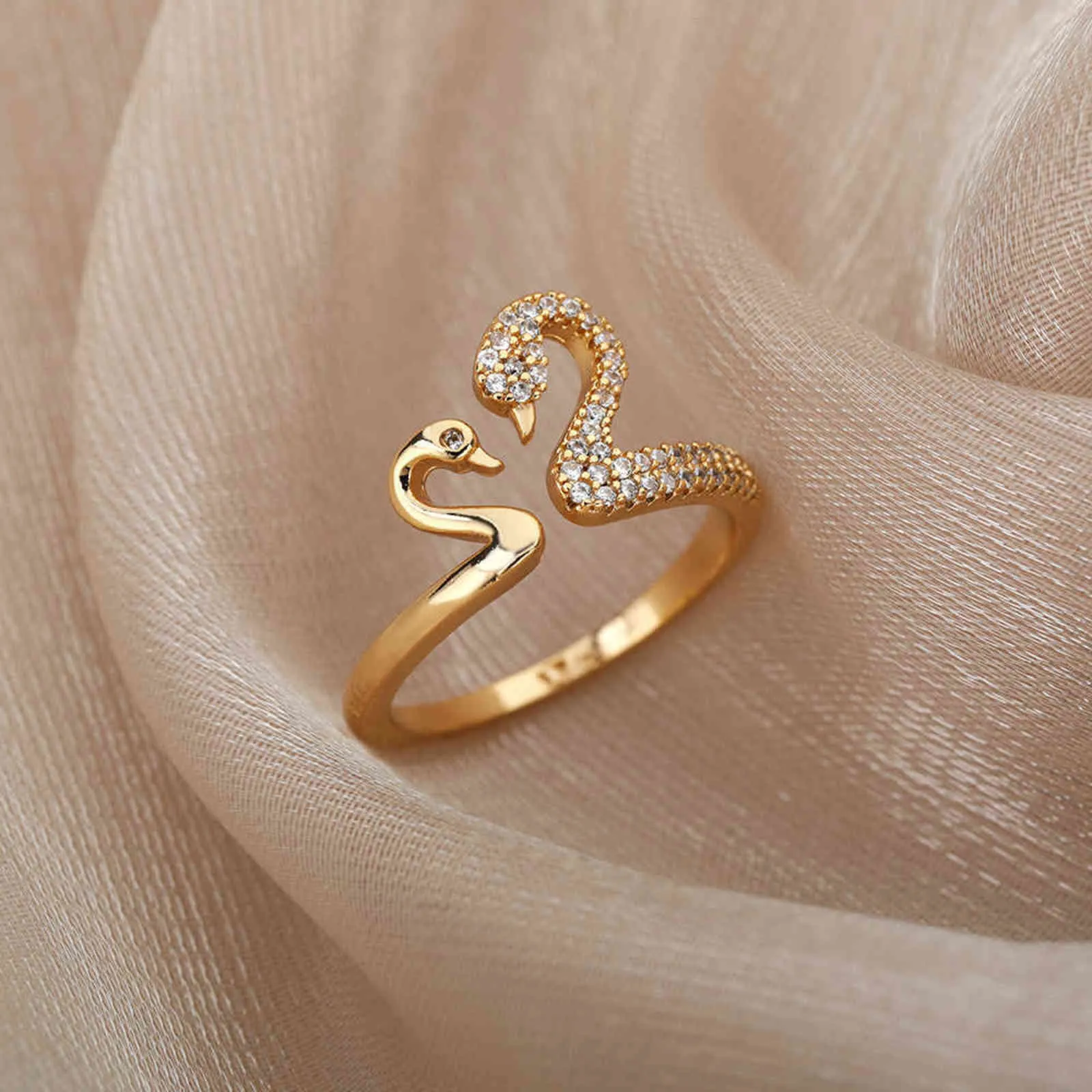 Romantyczny spojrzenie na siebie Swan Pierścienie Dla Kobiet Gold Sliver Color Love Optning Para Pierścienie Wedding Engagement Biżuteria Prezent G1125