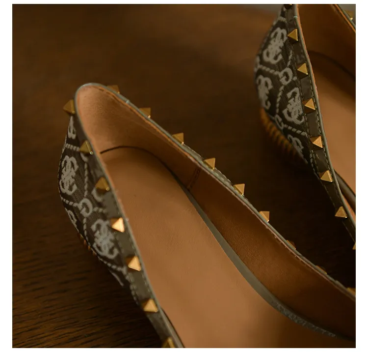 Scarpe eleganti con rivetti a punta vintage in stile francese mocassini con tacco basso Lady 2022 New