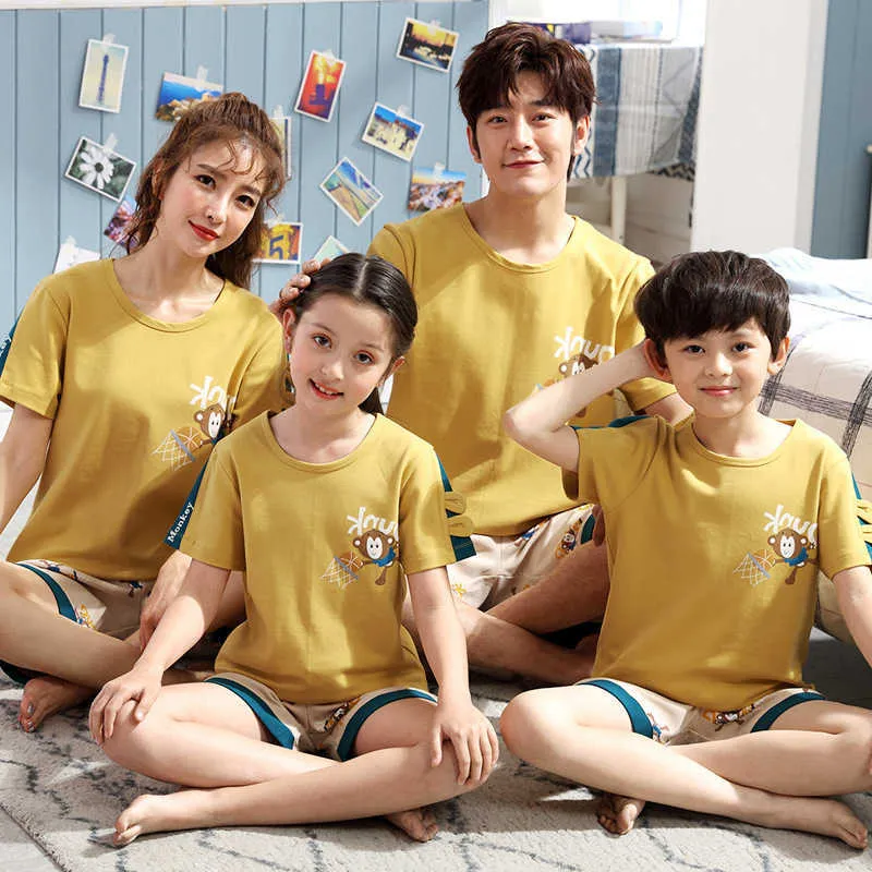 Famille d'été correspondant tenues motif girafe parentage homewear chat t-shirt shorts couples pyjamas costumes de nuit 210922