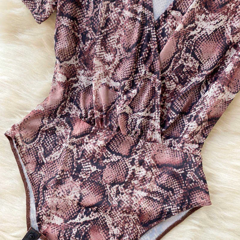 디자인 뱀인 인쇄 장미 여성 짧은 슬리브 v 넥 슬림 한 점프 슈트 여름 패션 섹시한 스트리트웨어 짧은 바디 수트 210715