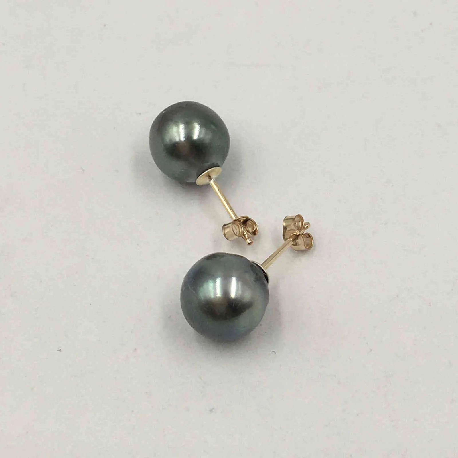 Boucle d'oreille tahitienne 100% véritable or 14 carats - Une perle de tahiti nature, une perle de sel de mer de 8 à 9 mm a peu de défauts