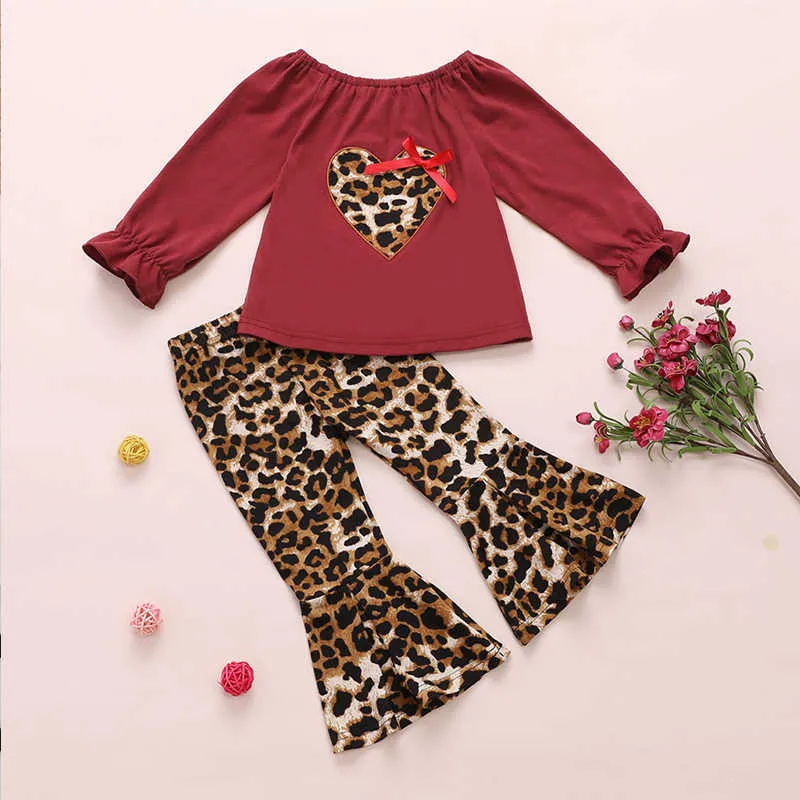 Set di abbigliamento ragazze Primavera Autunno Monospalla Stampa leopardata Love Sewing Top + Pantaloni svasati 2 pezzi Abiti 2-6 anni 210528