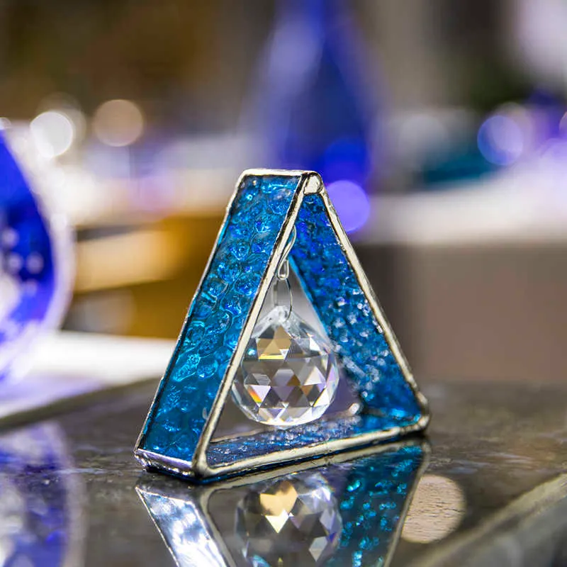 HD Stained Glass Tripod Figurine Rainbow Maker Crystal Ball Prisms Fönster Hängande Suncatcher Paperweight För Heminredning 210804