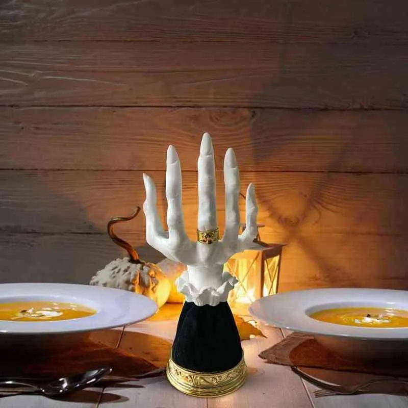 Portacandele a mano strega Resina fatta a mano Teschi spaventosi Candeliere Decor Figurine Decorazione domestica Regalo d'arte Halloween Home H1222