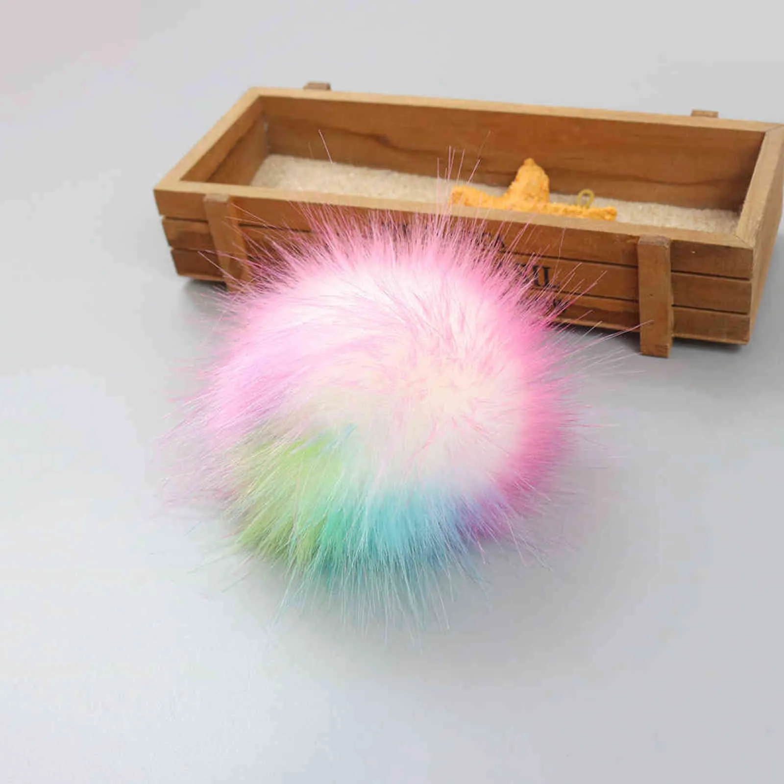 / mycket falsk multicolor hat boll pom handgjord diy artificiell raccoon boll grossist cap faux fox päls pompom 8/10/12 / 15cm y21111