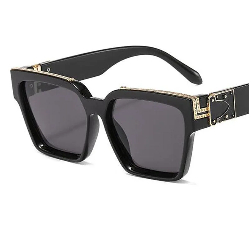 Mode kvinnor solglasögon svart röda fyrkantiga solglasögon design män stor ram vintage skyddsglasögon uv400267t