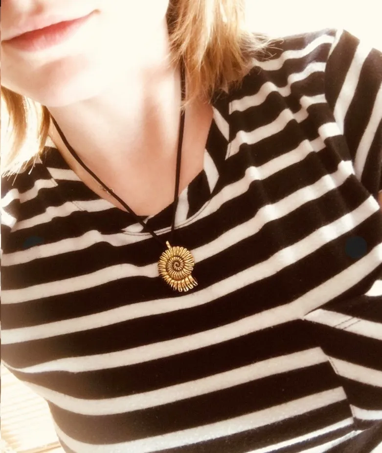 Meerjungfrau-Halskette, goldene Muschel auf schwarzem Leder, Ammonitenfossil