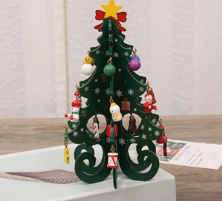 Decorazioni natalizie bambini in legno fatte a mano con disposizione tridimensionale della scena dell'albero