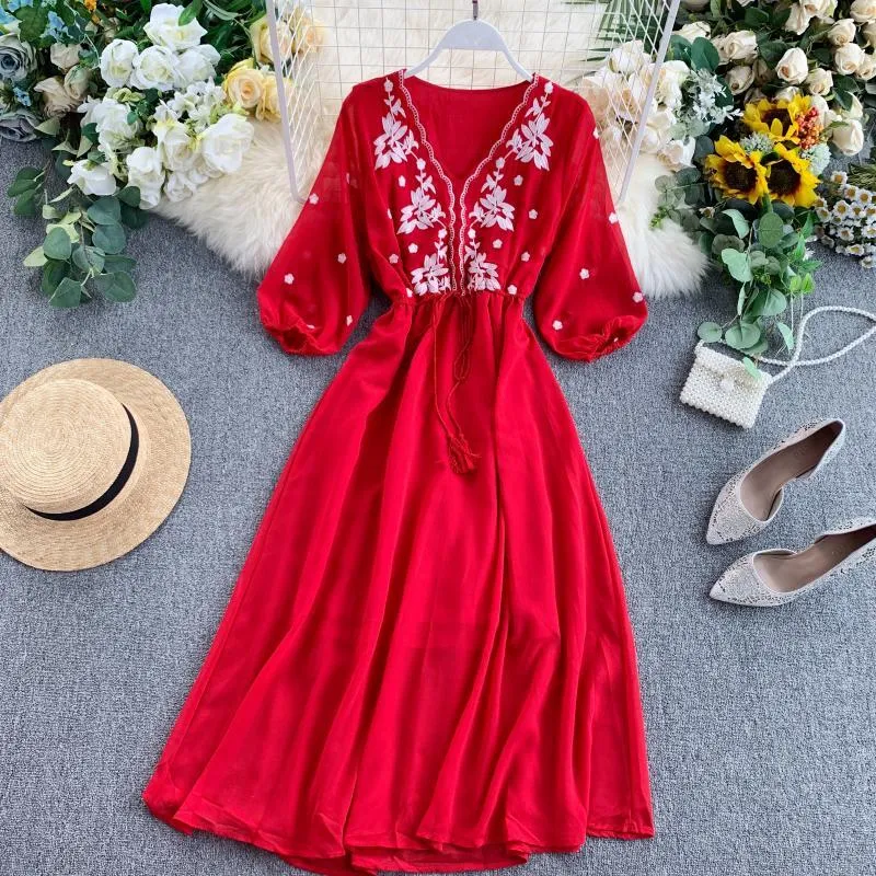 女性の夏のドレス刺繍の花Vネックパフスリーブドレスレトロな腰シフォンホリデーLong GX038 210507