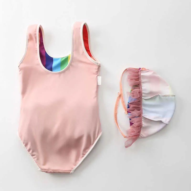 Maluch Swimwear Girls One Piece + Cap Rainbow Paski Europejski I Amerykański Kąpiel Swimsuit Paski Lato Moda Odzież Tutu 210529