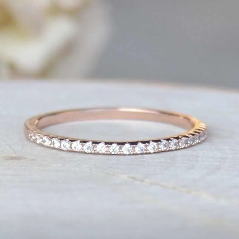 Äkta 18K vitguldbanet Simulerat diamantband ring fina bröllop smycken enkla runda tunna ringar för kvinnor gåva kluster249c