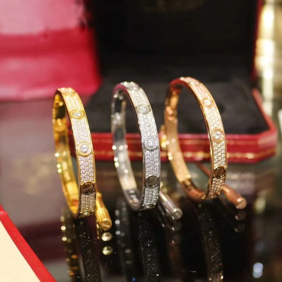 Love Series Haute qualité Taille européenne Diamants Bangle Fabricants Wholer 2022 Nouveau designer Laiton 18 carats doré rétro Clas2639