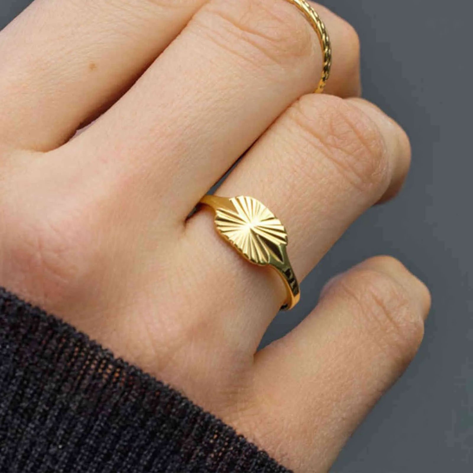 Boho Dainty Square Sun Signet Ring for Women Girls Gold Color Vintage Simple Vergina Sun Signet Ring Female Friends Jewelry Gift G1125