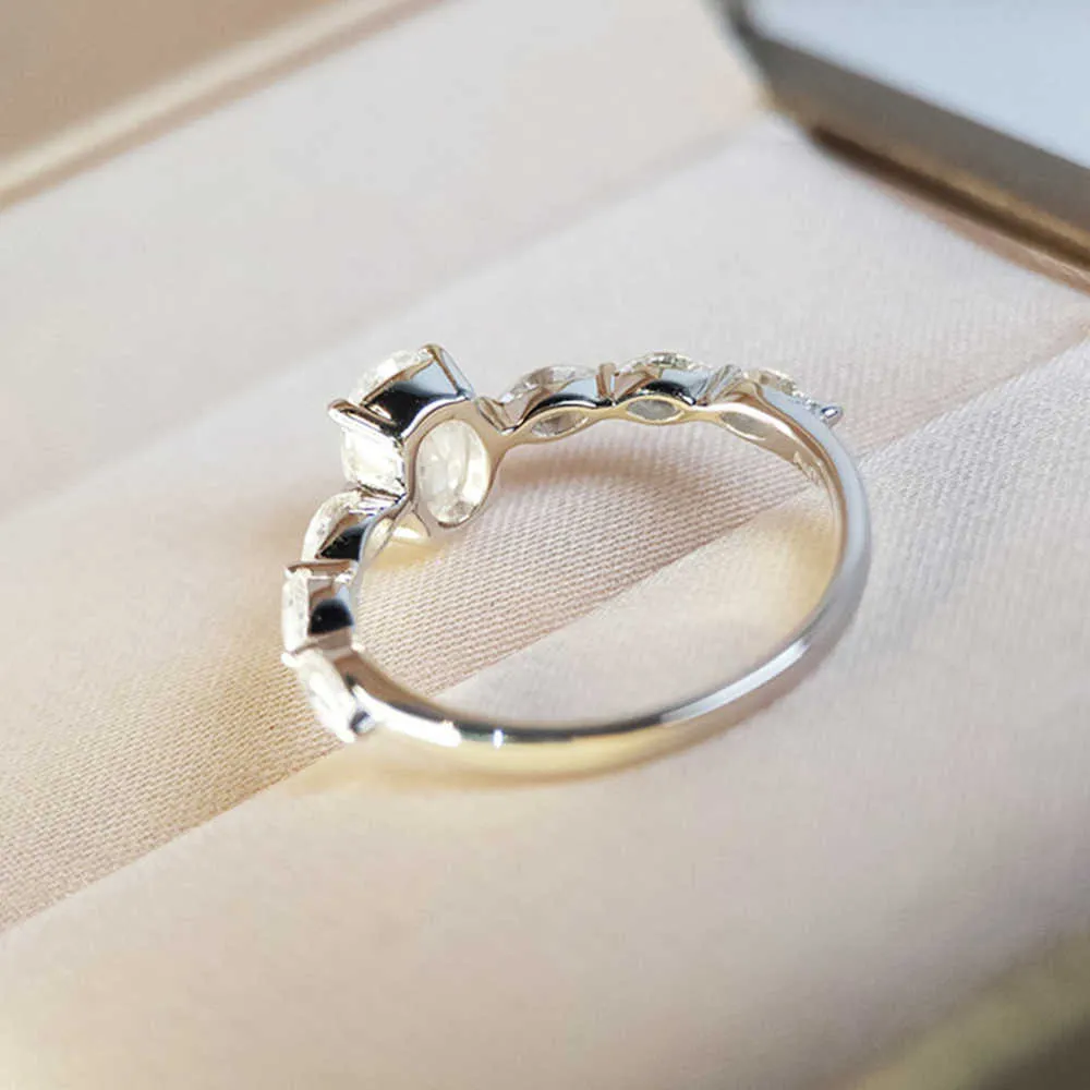Huitan Dainty Anelli di fidanzamento da donna Aaa Zircone cubico Colore argento Delicato anello di proposta l'amante Gioielli da sposa di alta qualità Q7059616