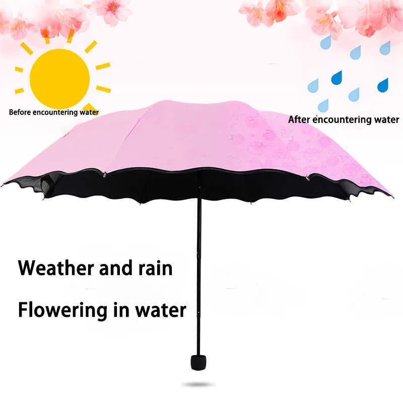 水の中で3つの折りたたみの花が変わる女性の携帯用傘