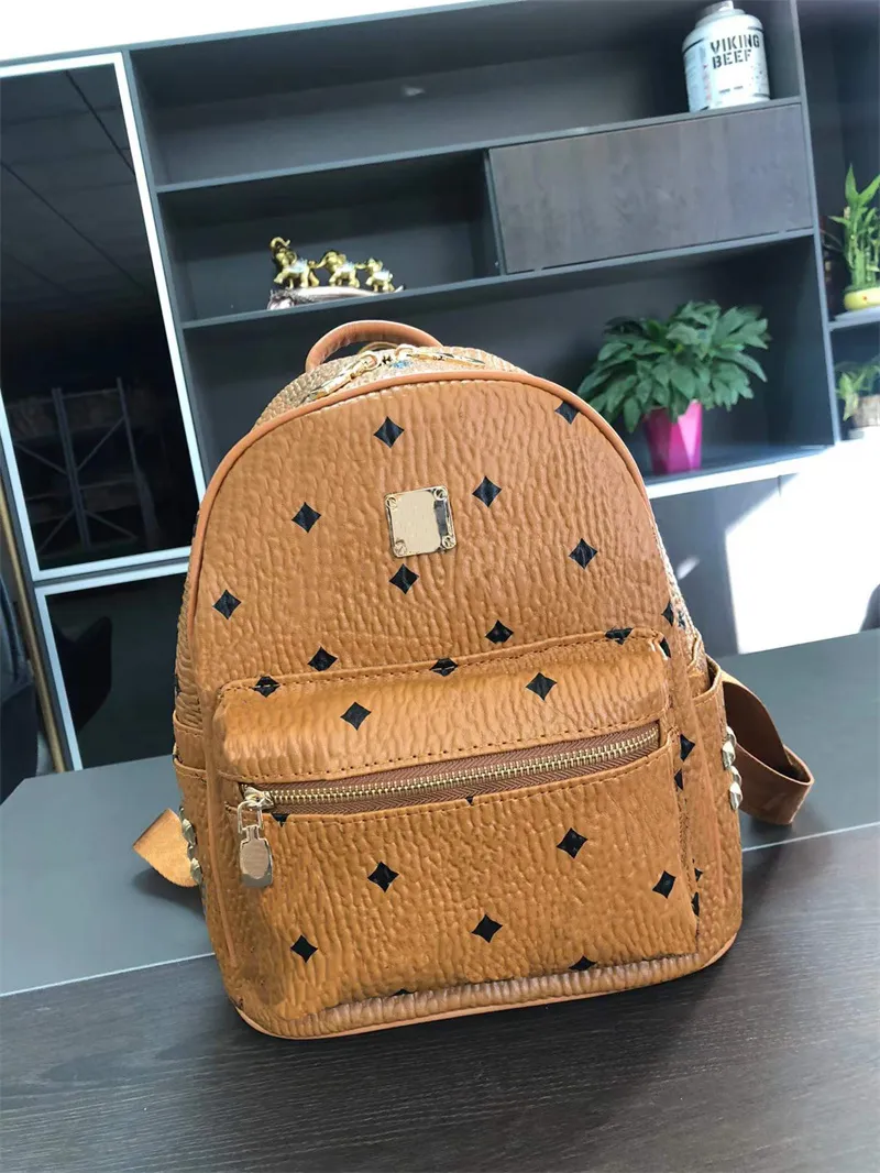 Bolsas de designer de couro Brand High Quality MC Boys and Girls School Backpack Famous Rivet Print Students Bookbag de bookbag knaps298h