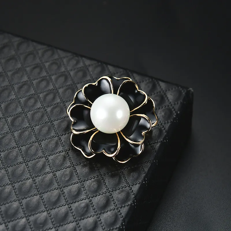 Perle fleur broche broches noir blanc émail broches costume d'affaires hauts Badge pour femmes hommes bijoux de mode