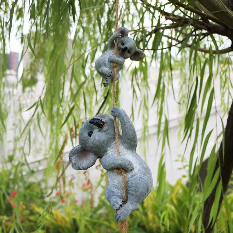 Resin Swinging Koala Animal Figurines Outdoor Fairy Garden Figure Yard Hängande prydnad Dekoration Staty Skulptur Kid Presenter 210811