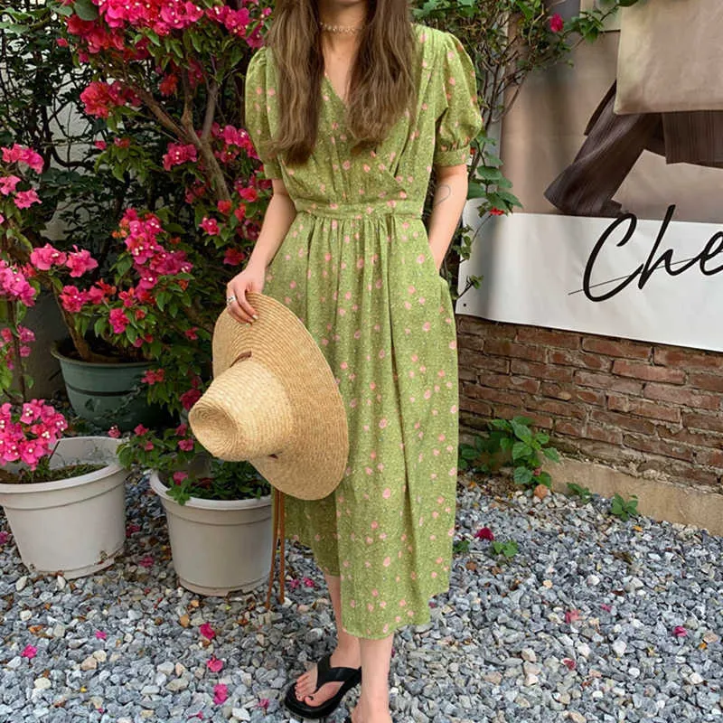 Korejpaaの女性のドレス夏のフランスの穏やかな柔らかい緑の小さな花のスリミングVネッククロスオーバーデザインウエストネクタイvestidos 210526
