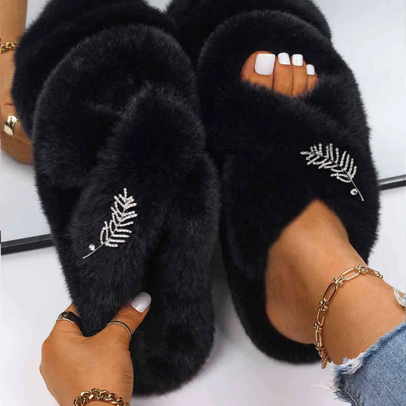 Femmes Sandales Femme Furry Pantoufles Fausse Fourrure Diapositives Filles Mignon Maison Pantoufles Dames Fluffy Flip Flops Strass Plume 2022 Y220221