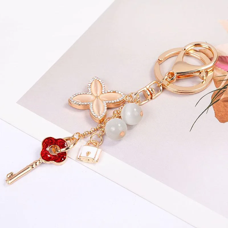 Love Lock Key Chains Ring Holder Opal Four Leaf Clover Flower Car Keyrings Women Mens Jewelry Bag Pendants Charms Fashion Couples Rhinestone Keychains Accessories