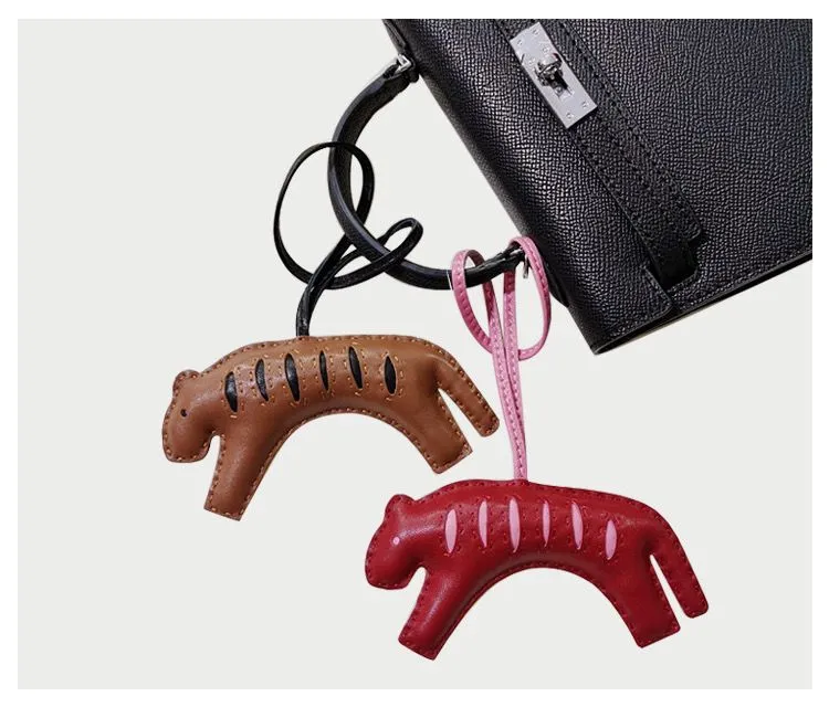 Popula Tiger Sheepskin Tiger Keychain Bag Charm Luxury Paddock Horse Keyring Real Leather Pendant Wing Flying Tiger Ornament