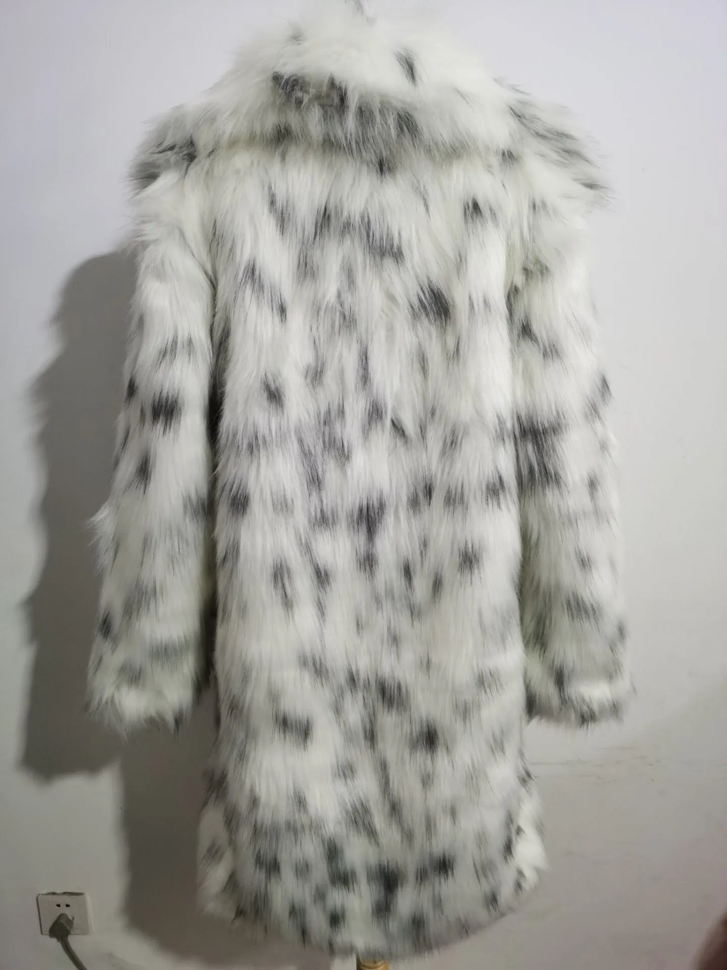 HIGH QUALITY Winter White Hairy Shaggy Faux Fox Fur Leopard Coat Long sleeve Furry Women Knee length Jacket Trench Outerwear 210429