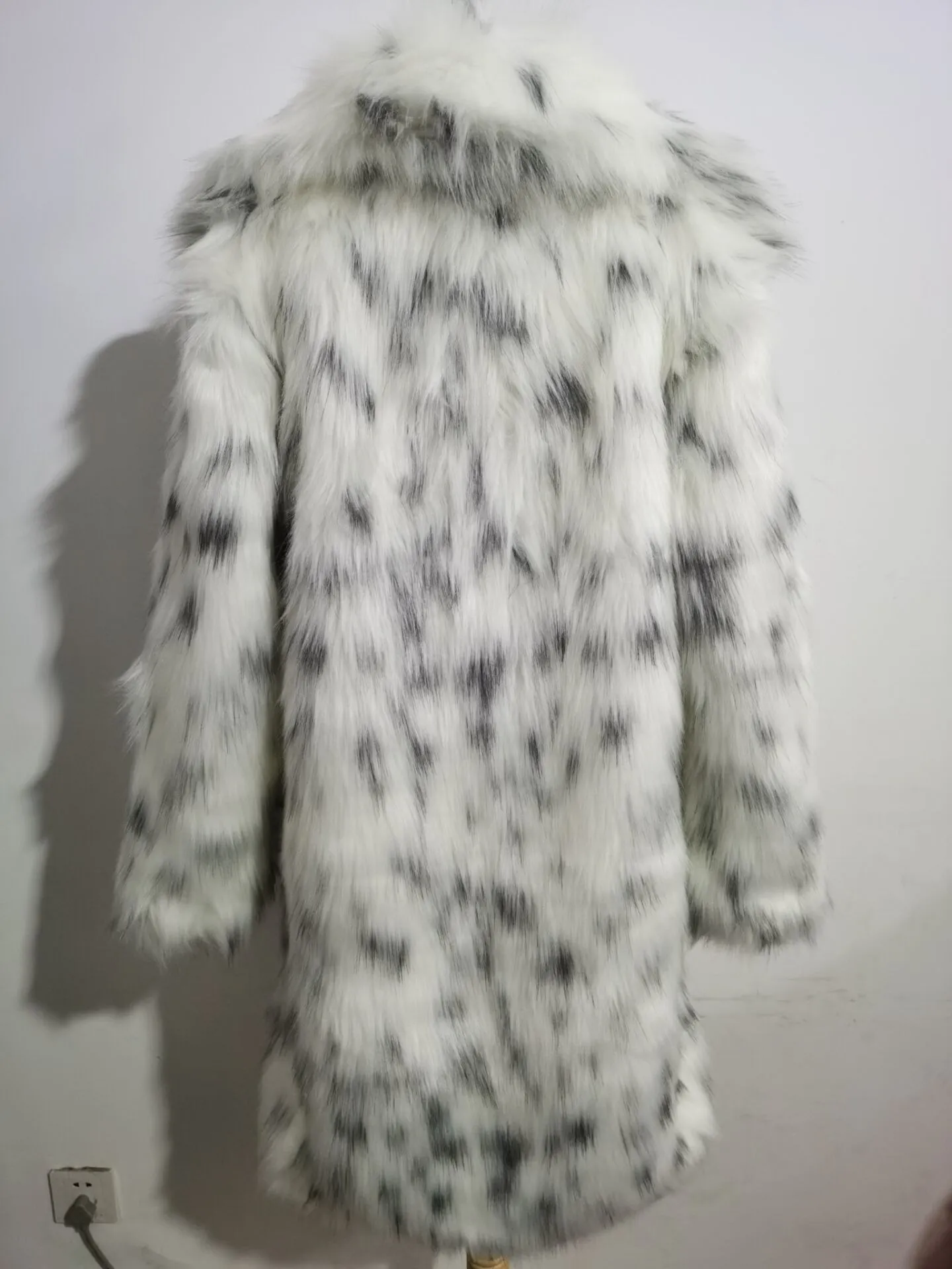 Wysokiej Jakości Winter White Hairy Shaggy Faux Fox Fur Leopard Płaszcz Z Długim Rękawem Furry Kobiety Długość Kolana Kurtka Kator Outerwear 210429