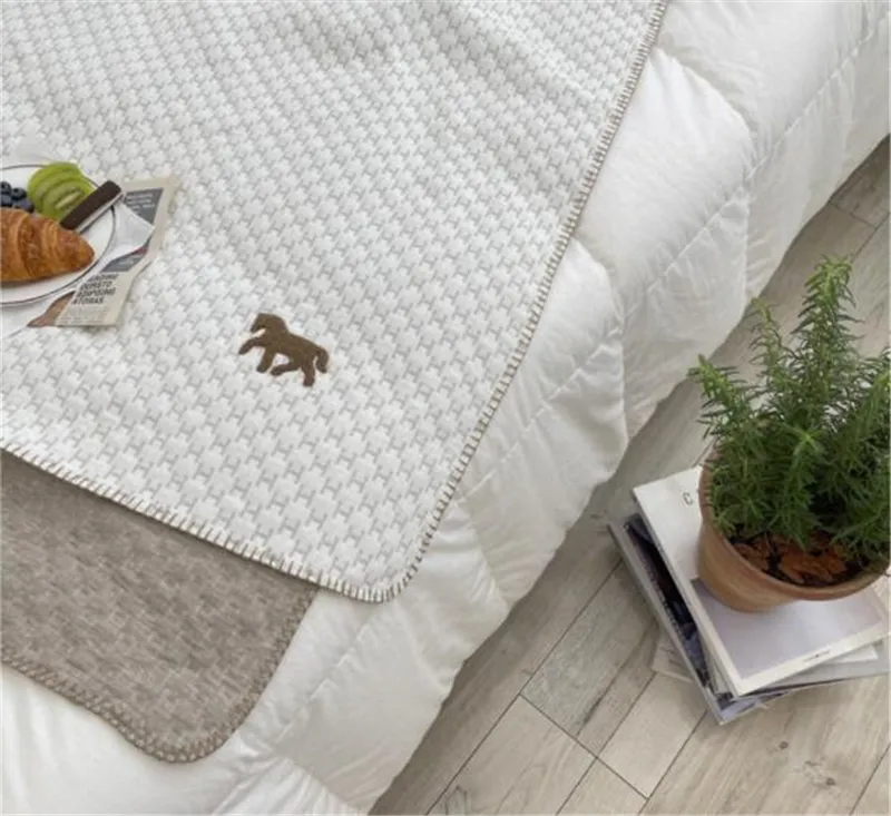 Luxuriöse Designer-Decken mit Pony-Karomuster für Neugeborene, hochwertige Baumwoll-Schaldecke, Größe 100–150 cm, warm, Christ211U