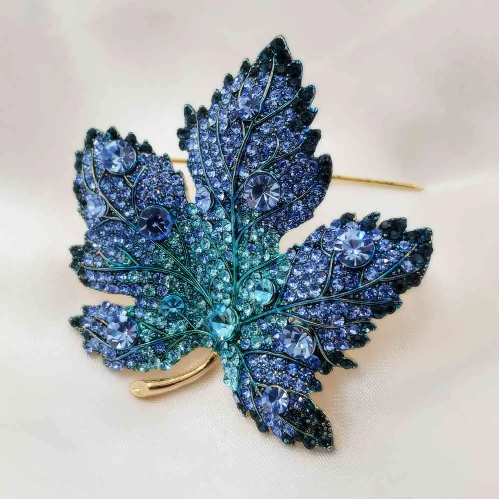 Inspiração Floresta Inspiração Inspiração Full Paver Crystal Blue Canadian Maple Leaf Broach Pins Pingant para Mulheres Casaco Camisola Cape Manto Terno